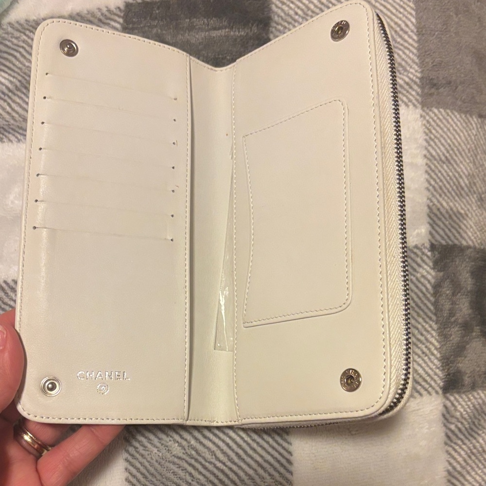 CHANEL Cream Quilted Leather Wallet - Picture 4 of 10